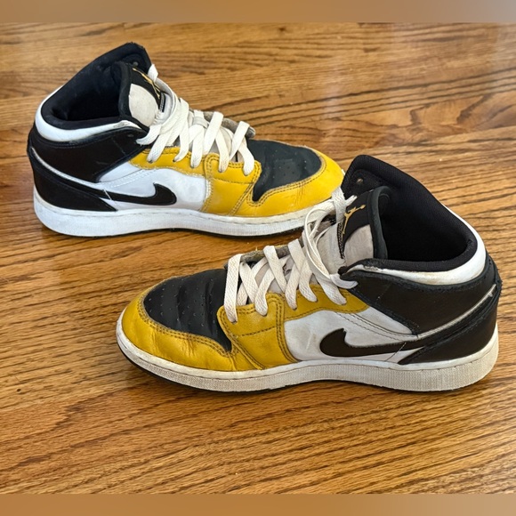 Nike Basketball Shoes Air Jordan 1 mid gs yellow black white Youth Big Boy’s 5Y - Picture 3 of 8